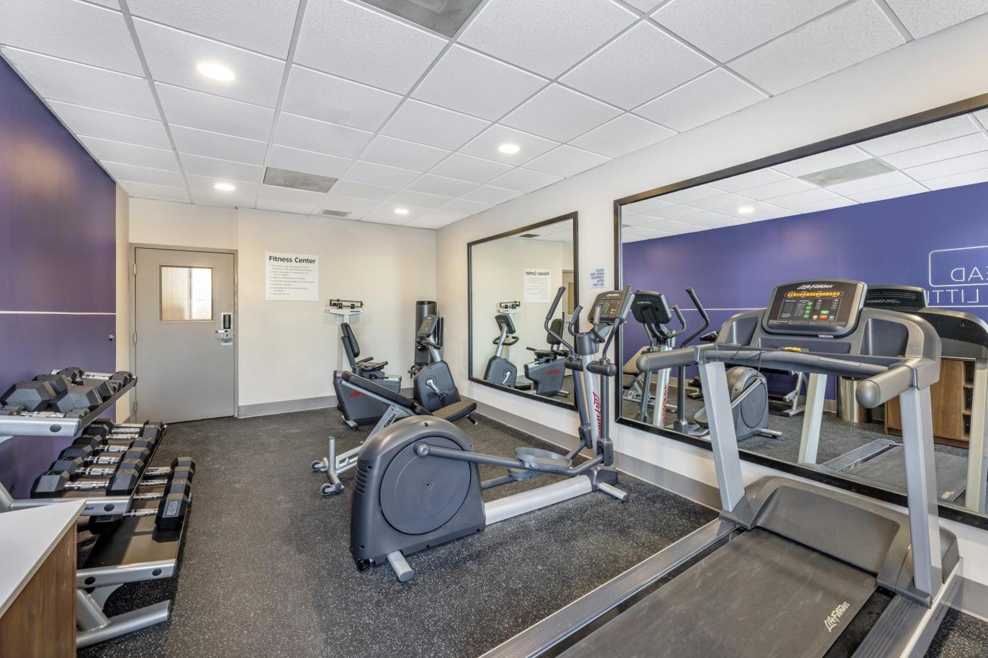 Holiday Inn Express Crestwood By Ihg Eksteriør billede