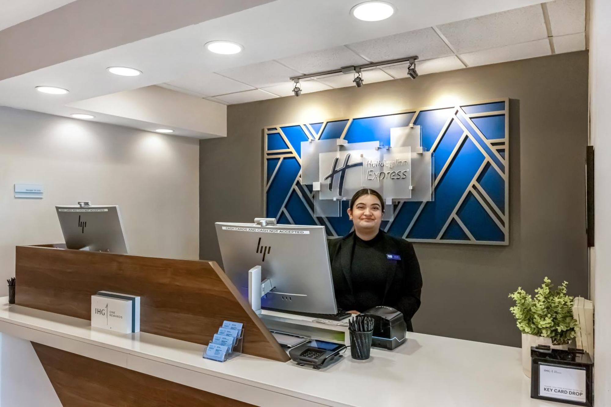 Holiday Inn Express Crestwood By Ihg Eksteriør billede