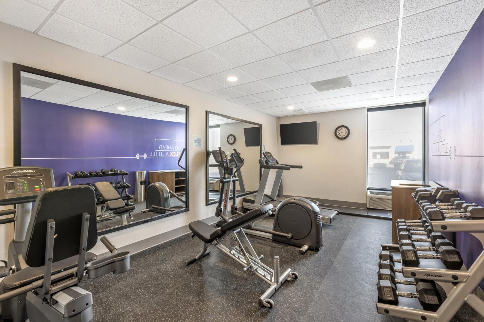 Holiday Inn Express Crestwood By Ihg Eksteriør billede