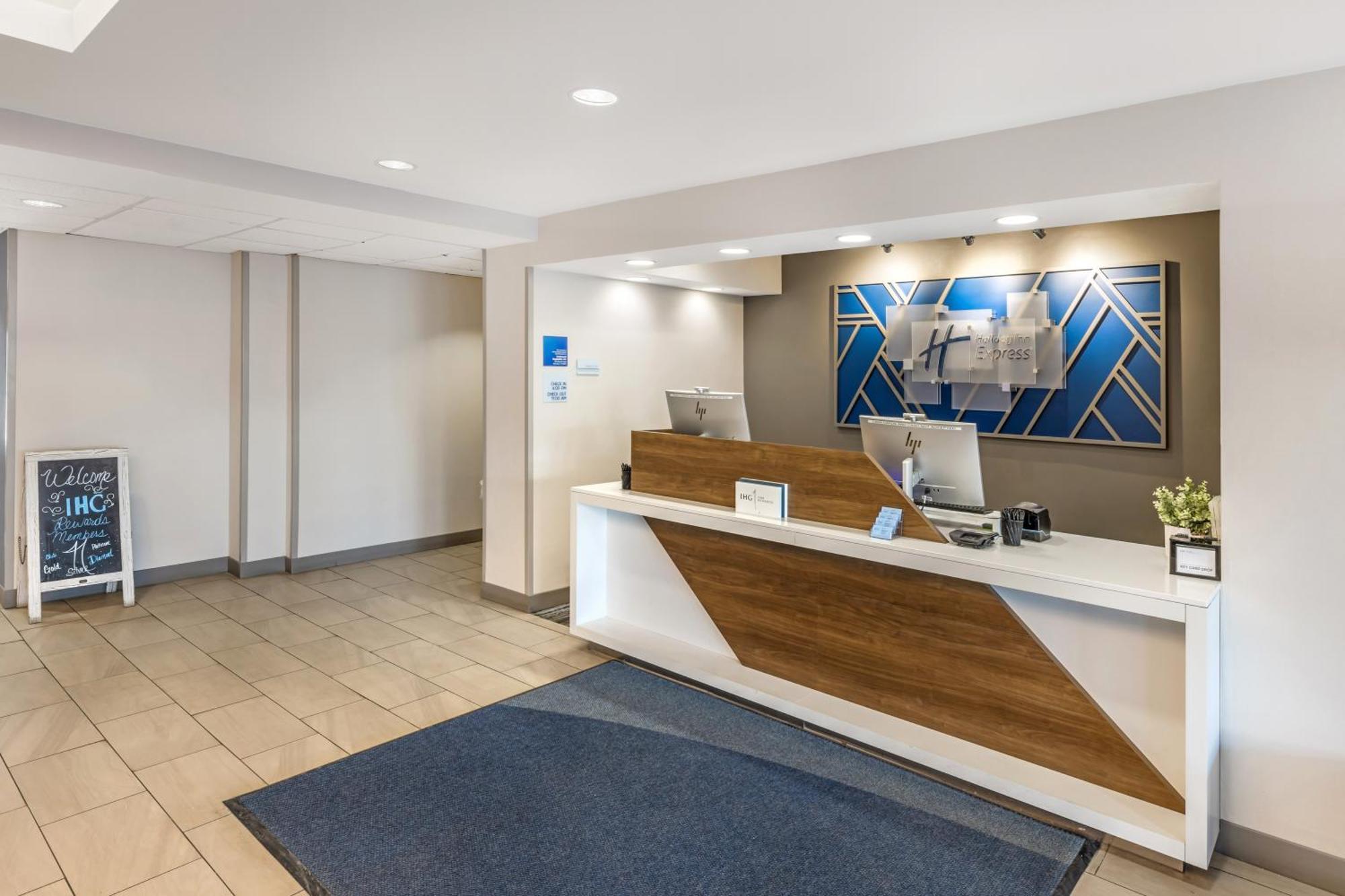 Holiday Inn Express Crestwood By Ihg Eksteriør billede