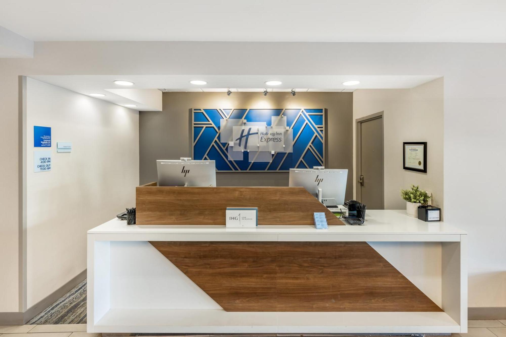 Holiday Inn Express Crestwood By Ihg Eksteriør billede