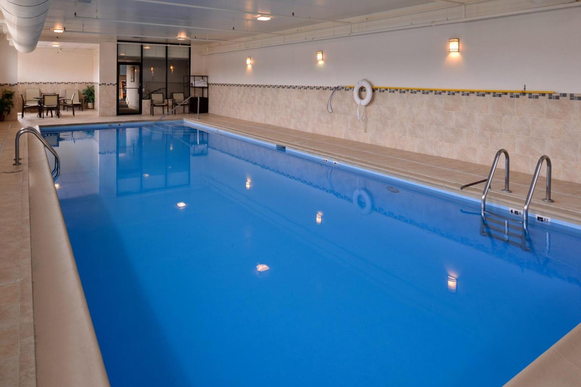 Holiday Inn Express Crestwood By Ihg Eksteriør billede