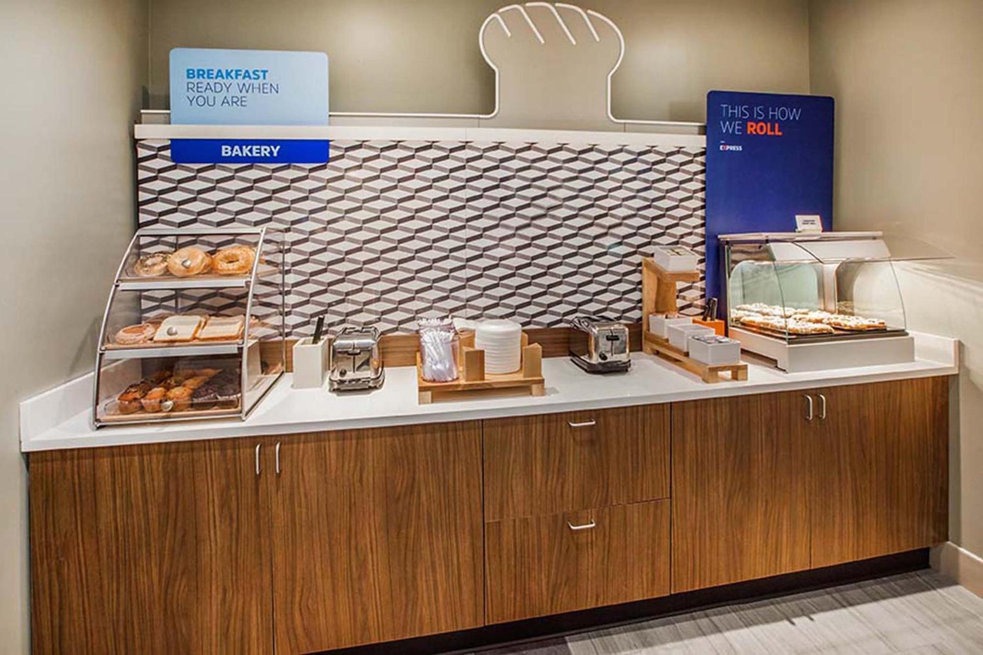 Holiday Inn Express Crestwood By Ihg Eksteriør billede