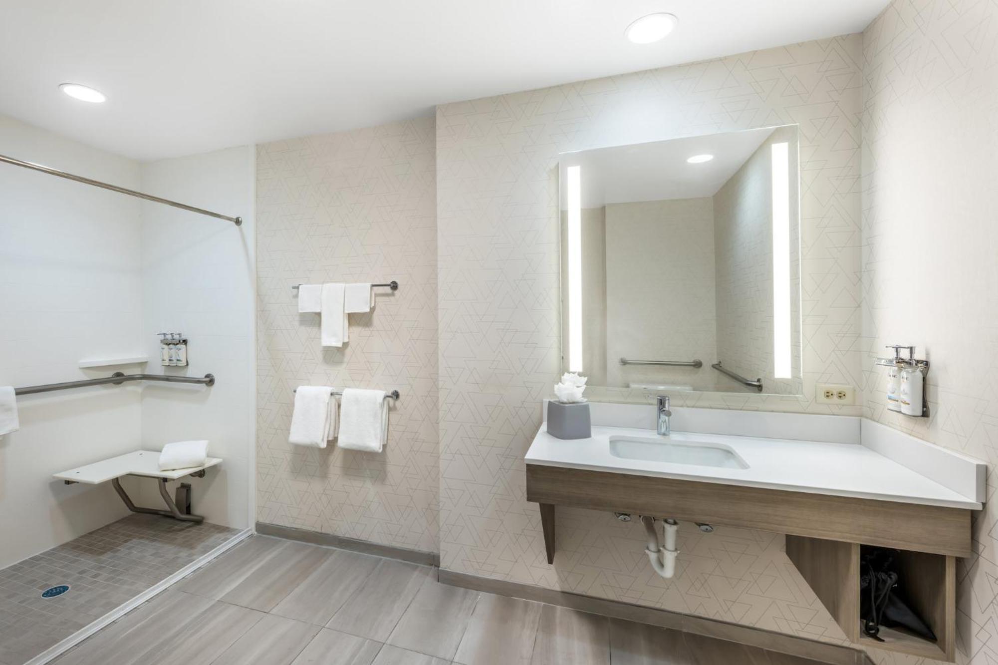 Holiday Inn Express Crestwood By Ihg Eksteriør billede